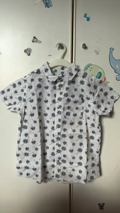 Camisa de niño blanca con estampado de palmeras - miniatura 1