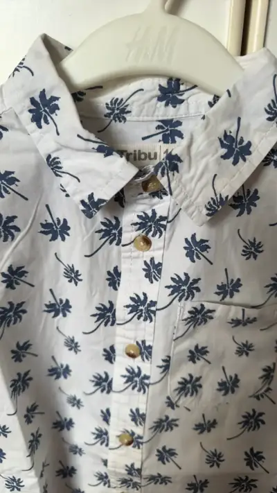 Camisa de niño blanca con estampado de palmeras - miniatura 2
