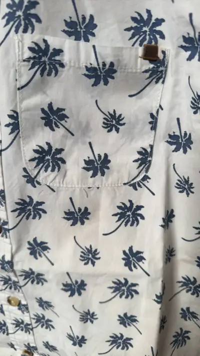 Camisa de niño blanca con estampado de palmeras - miniatura 3