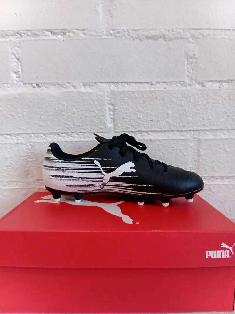 Zapatos de fútbol Puma negros y blancos - 1