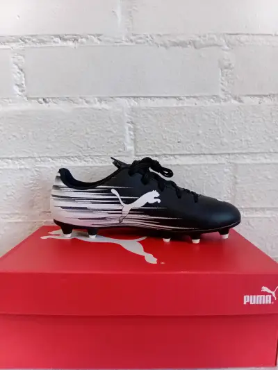 Zapatos de fútbol Puma negros y blancos - miniatura 1