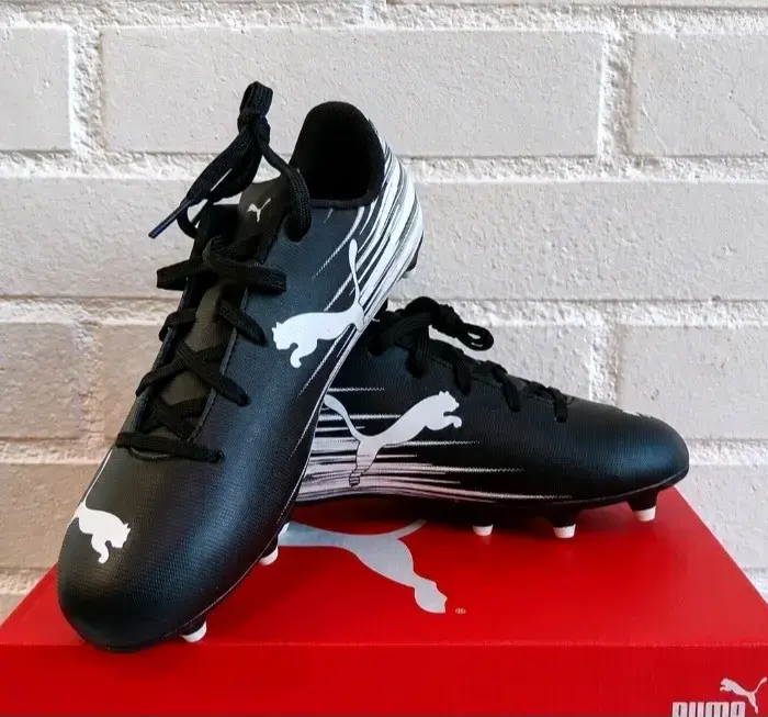Zapatos de fútbol Puma negros y blancos - 2
