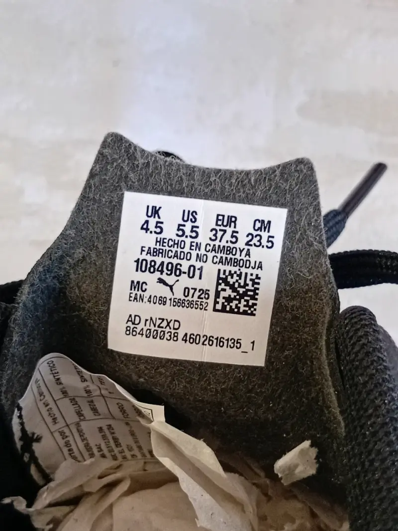 Zapatos de fútbol Puma negros y blancos - 3