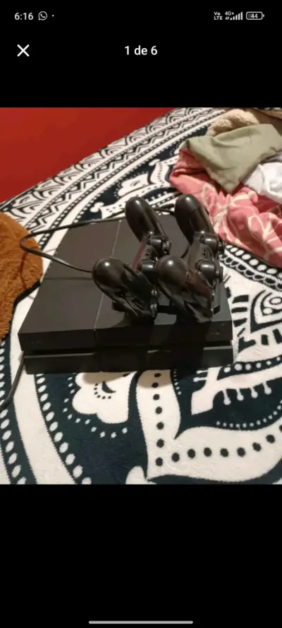 Consola de videojuegos con dos controles - miniatura 1