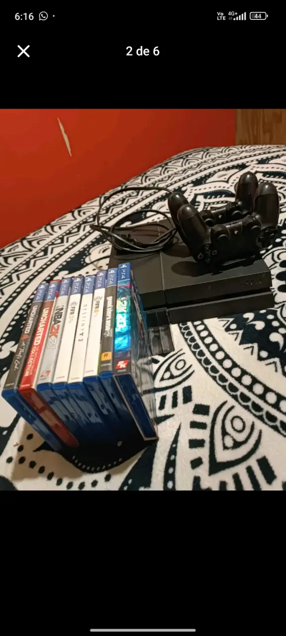 Consola de videojuegos con dos controles - 2