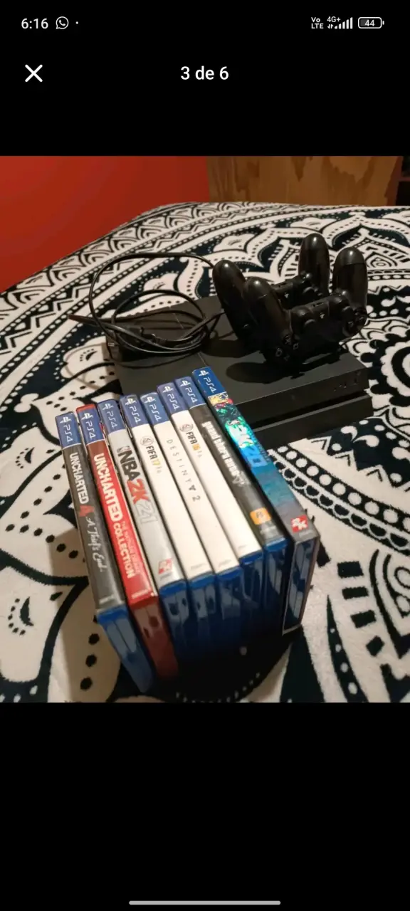 Consola de videojuegos con dos controles - 3
