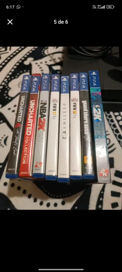 Consola de videojuegos con dos controles - miniatura 5