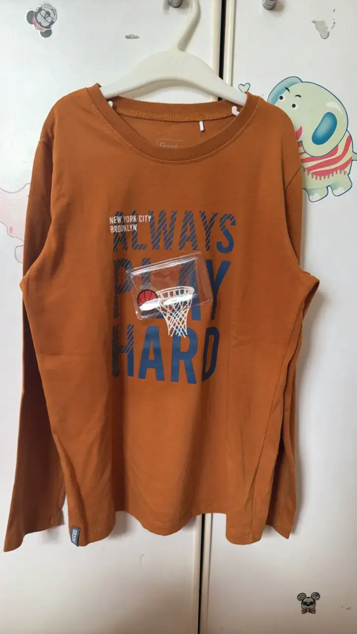 Polera manga larga marrón con diseño deportivo - 1