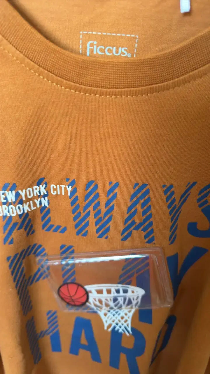 Polera manga larga marrón con diseño deportivo - 3
