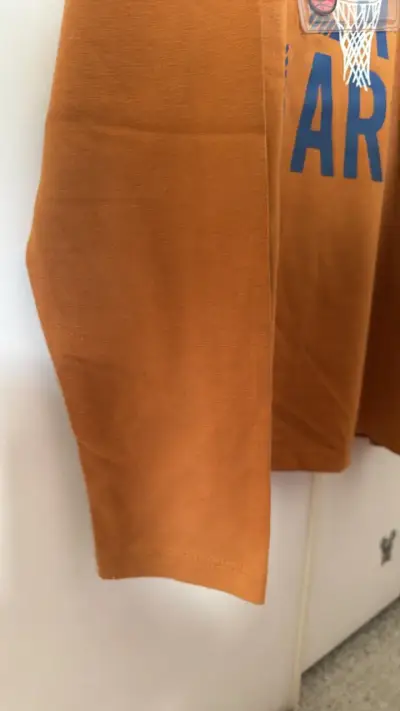 Polera manga larga marrón con diseño deportivo - miniatura 4