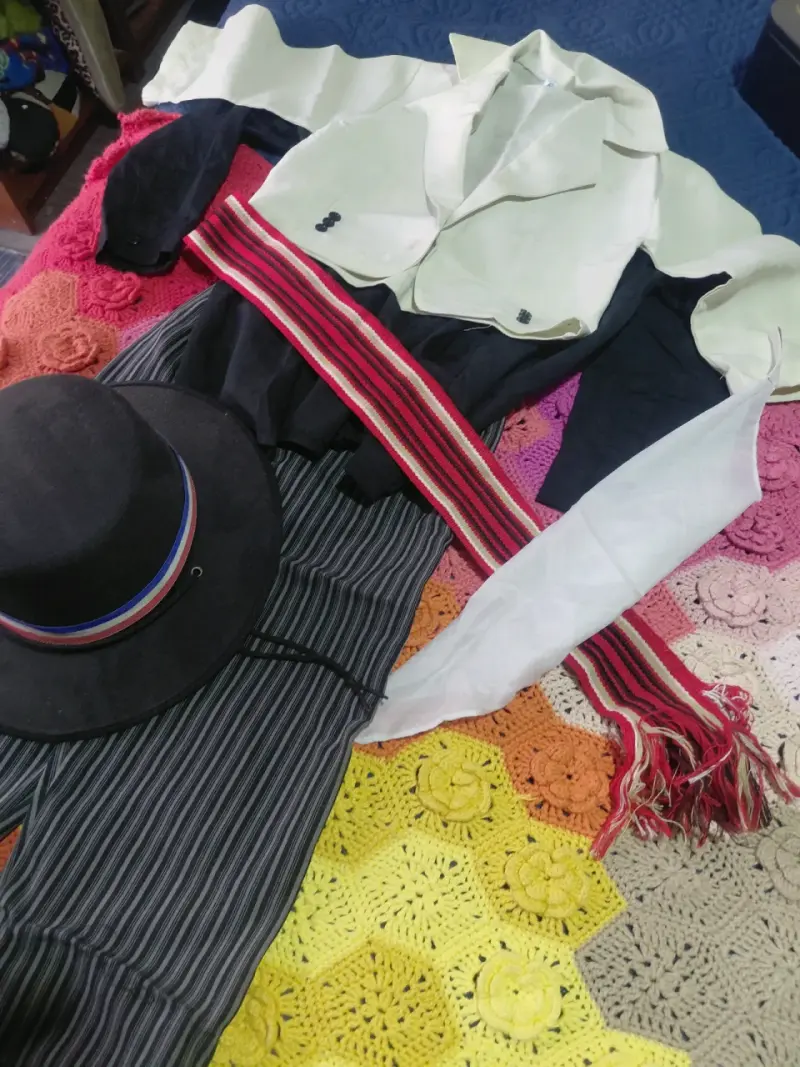 Traje de huaso chileno completo con sombrero - 1
