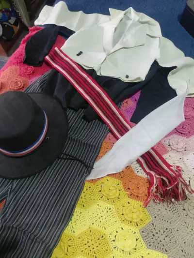 Traje de huaso chileno completo con sombrero - miniatura 1