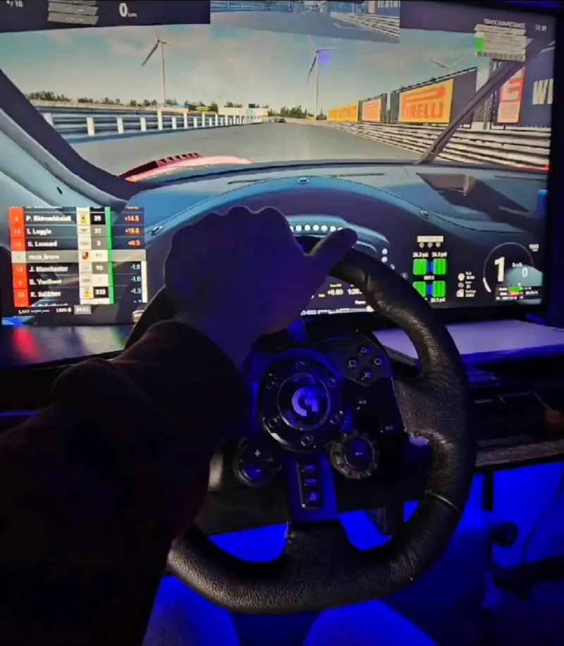 Volante Logitech G923 para simulación de carreras - 1