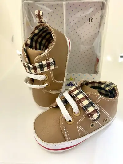 Zapatillas de bebé beige con diseño a cuadros - miniatura 1