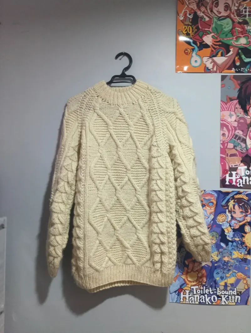 Suéter de lana beige con diseño trenzado - 1