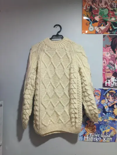 Suéter de lana beige con diseño trenzado - miniatura 1