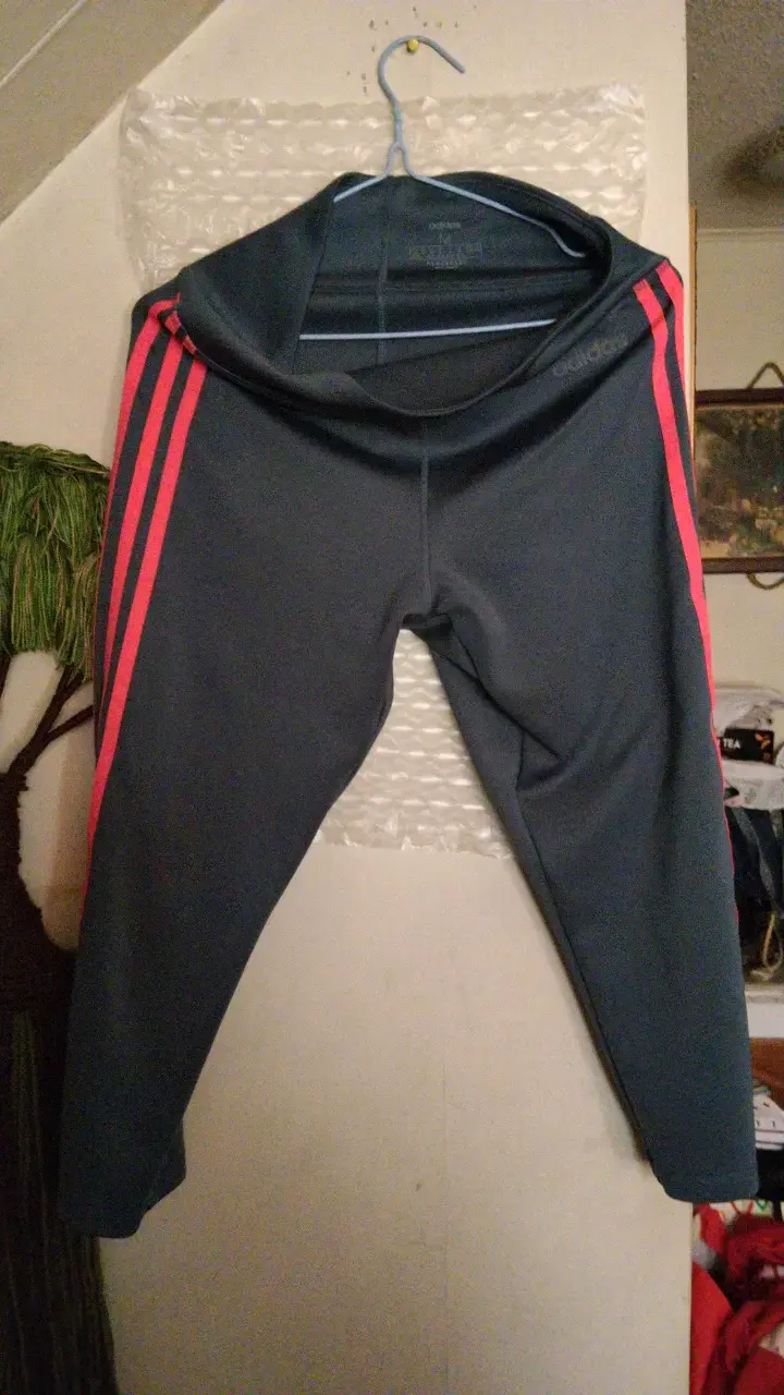 Calzas deportivas Adidas negras con franjas rojas