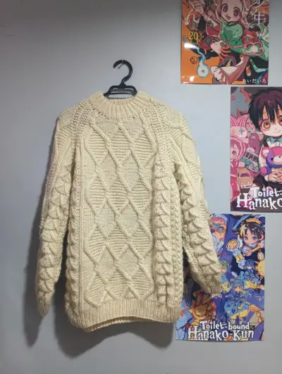 Suéter de lana beige con diseño trenzado - miniatura 2