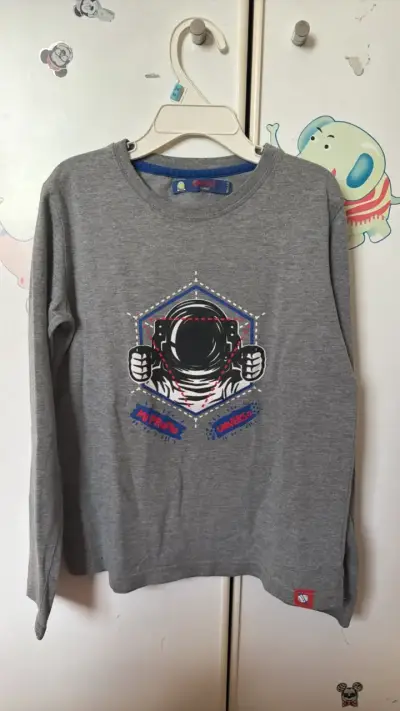 Polera gris de niño con diseño espacial - miniatura 1
