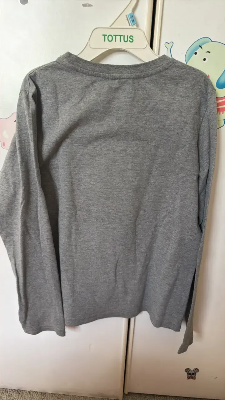 Polera gris de niño con diseño espacial - 2