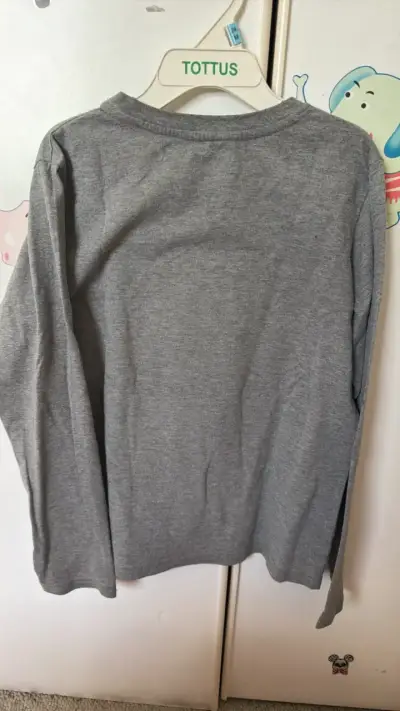 Polera gris de niño con diseño espacial - miniatura 2