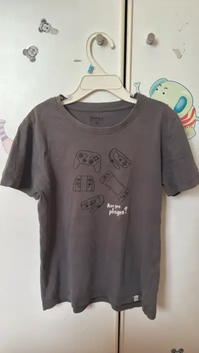 Polera gris de niño con diseño - miniatura 1