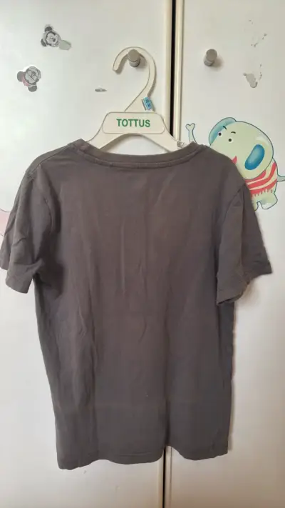 Polera gris de niño con diseño - miniatura 2