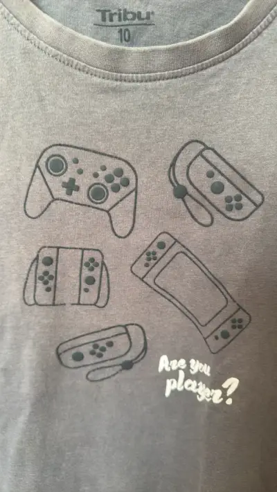Polera gris de niño con diseño - miniatura 3