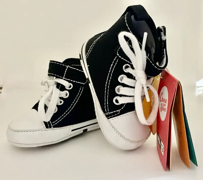 Zapatillas negras para bebé con cordones - 1