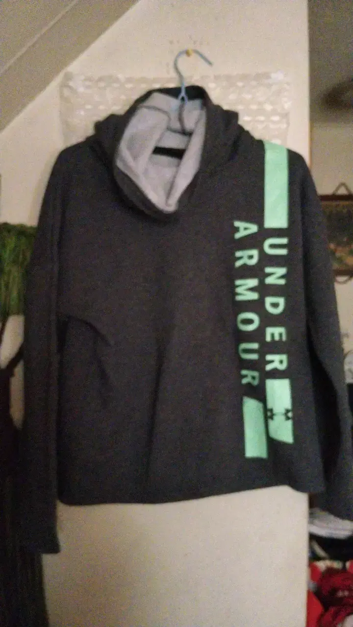 Polerón Under Armour gris con capucha