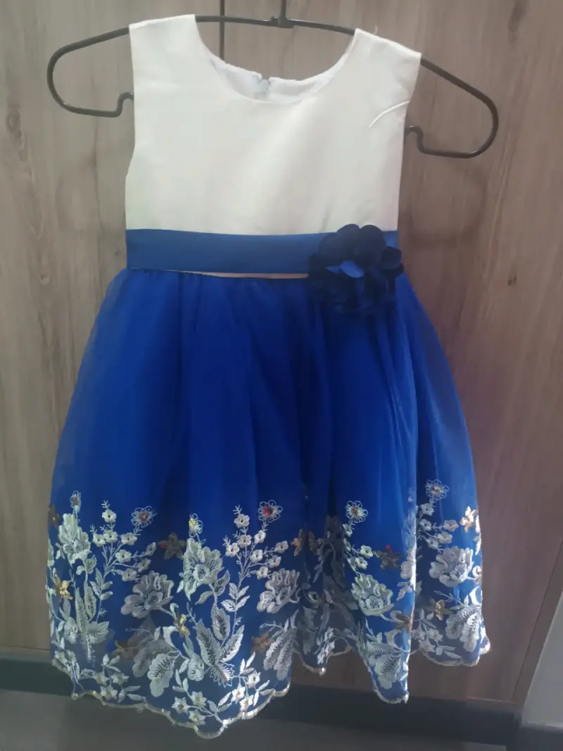 Vestido de niña azul con bordado floral - 1