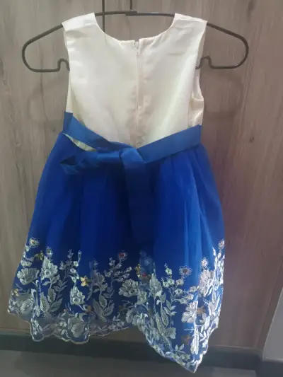 Vestido de niña azul con bordado floral - miniatura 2