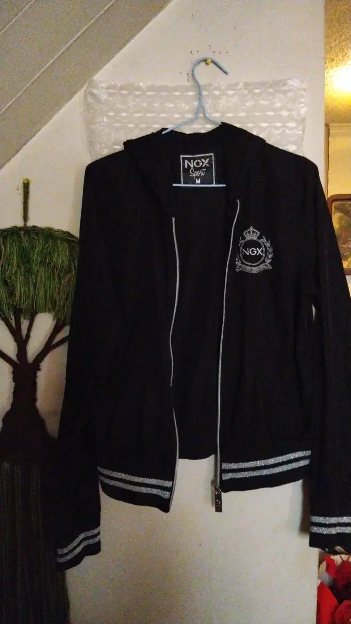 Chaqueta deportiva negra NGX con capucha