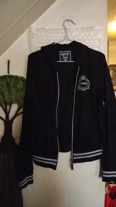 Chaqueta deportiva negra NGX con capucha - miniatura 1