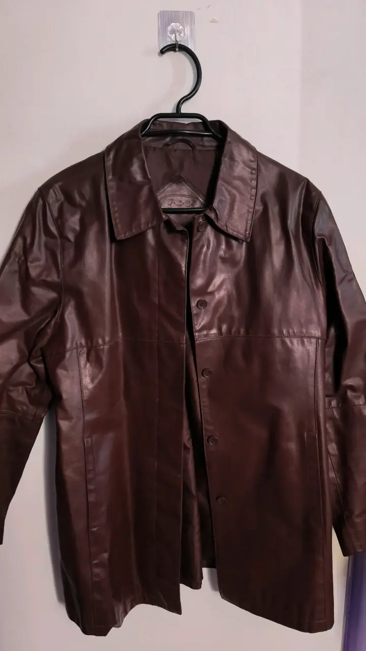 Chaqueta de cuero marrón para mujer