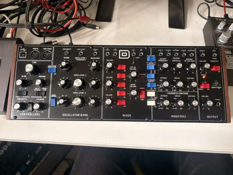 Sintetizador analógico Behringer Model D