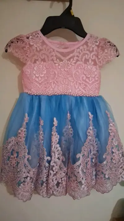 Vestido de encaje para niña rosa y azul. - miniatura 1