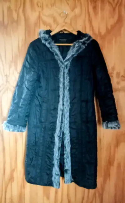 Abrigo largo negro con cuello de piel sintética - miniatura 3