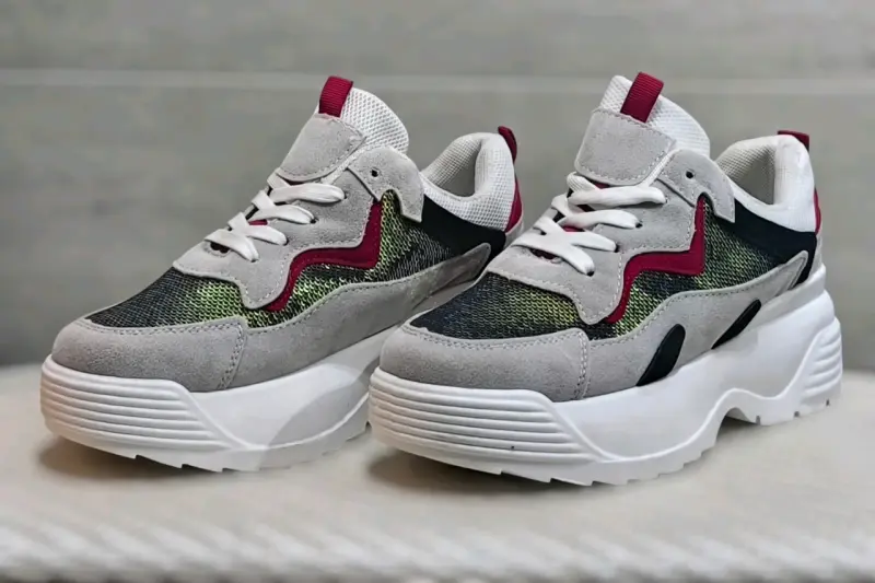 Zapatillas deportivas grises con detalles rojos