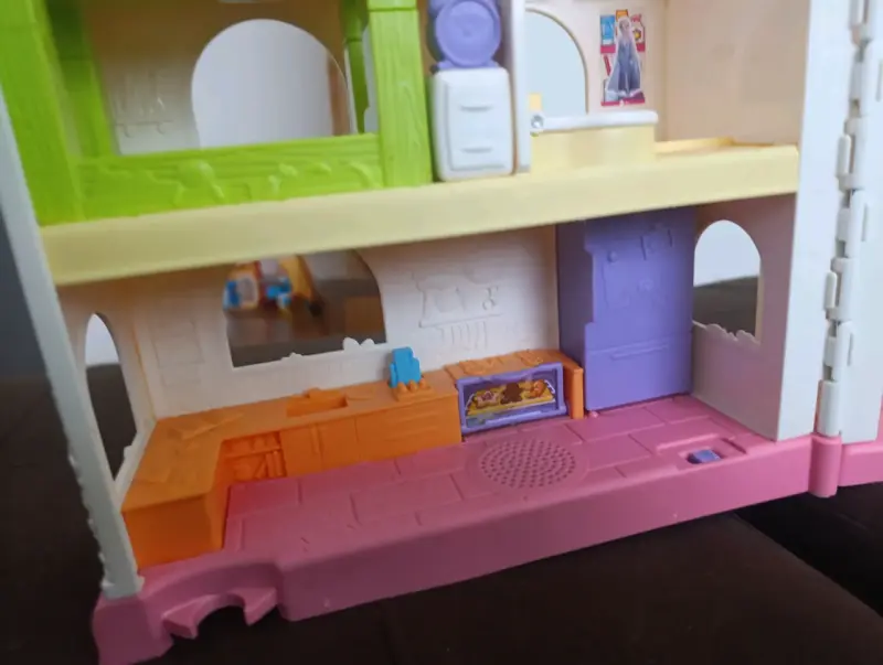 Casa de juguete Little People con detalles coloridos - 5
