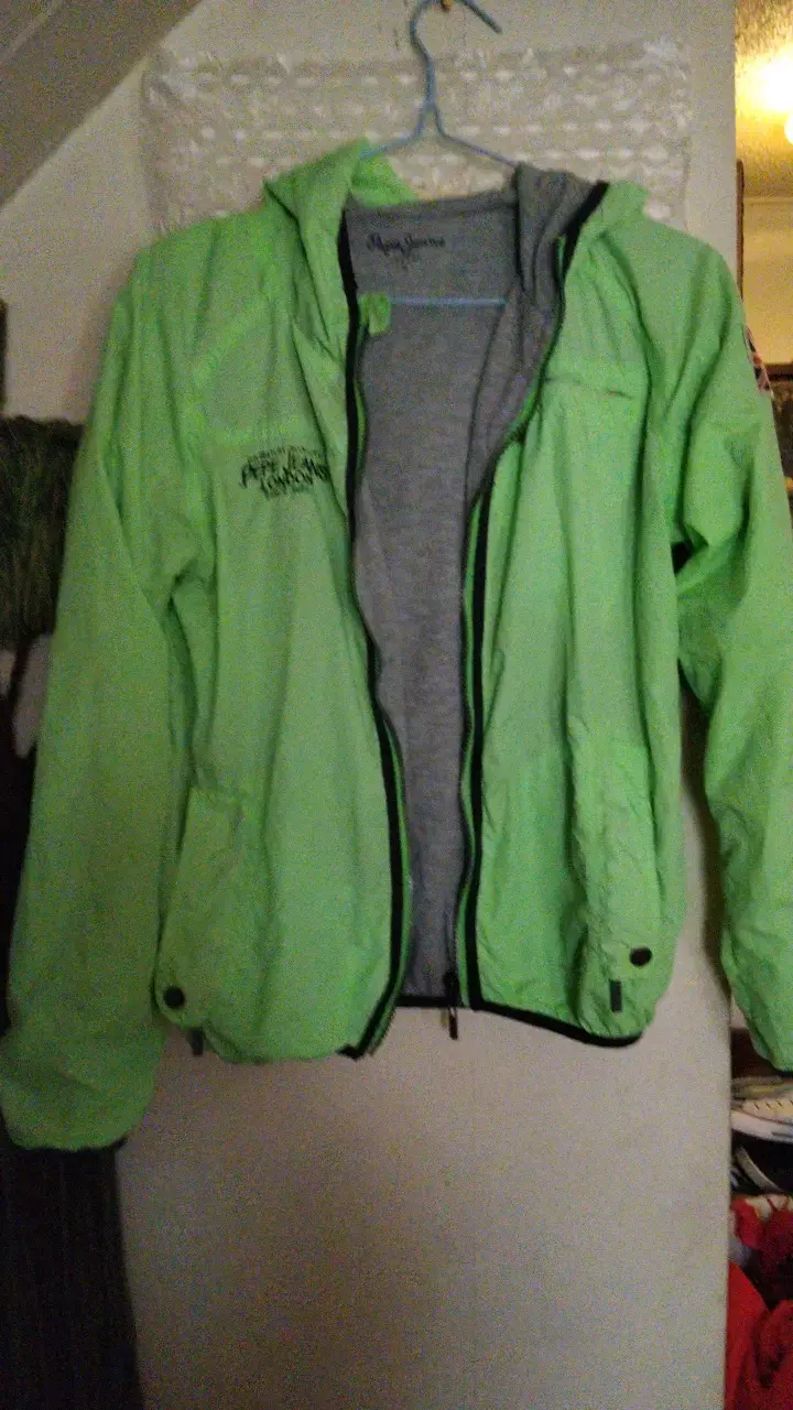 Chaqueta impermeable verde con capucha