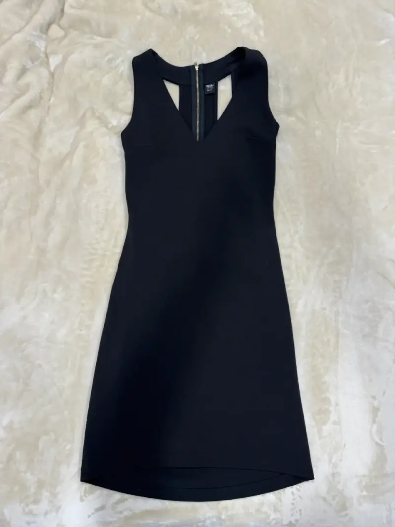 Vestido negro sin mangas elegante - 1
