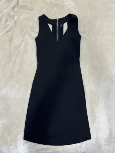 Vestido negro sin mangas elegante - miniatura 1