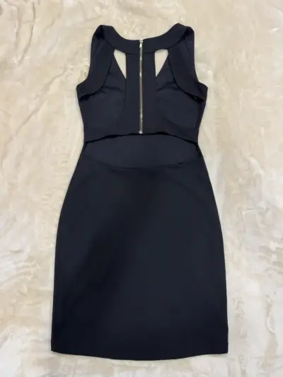 Vestido negro sin mangas elegante - miniatura 2