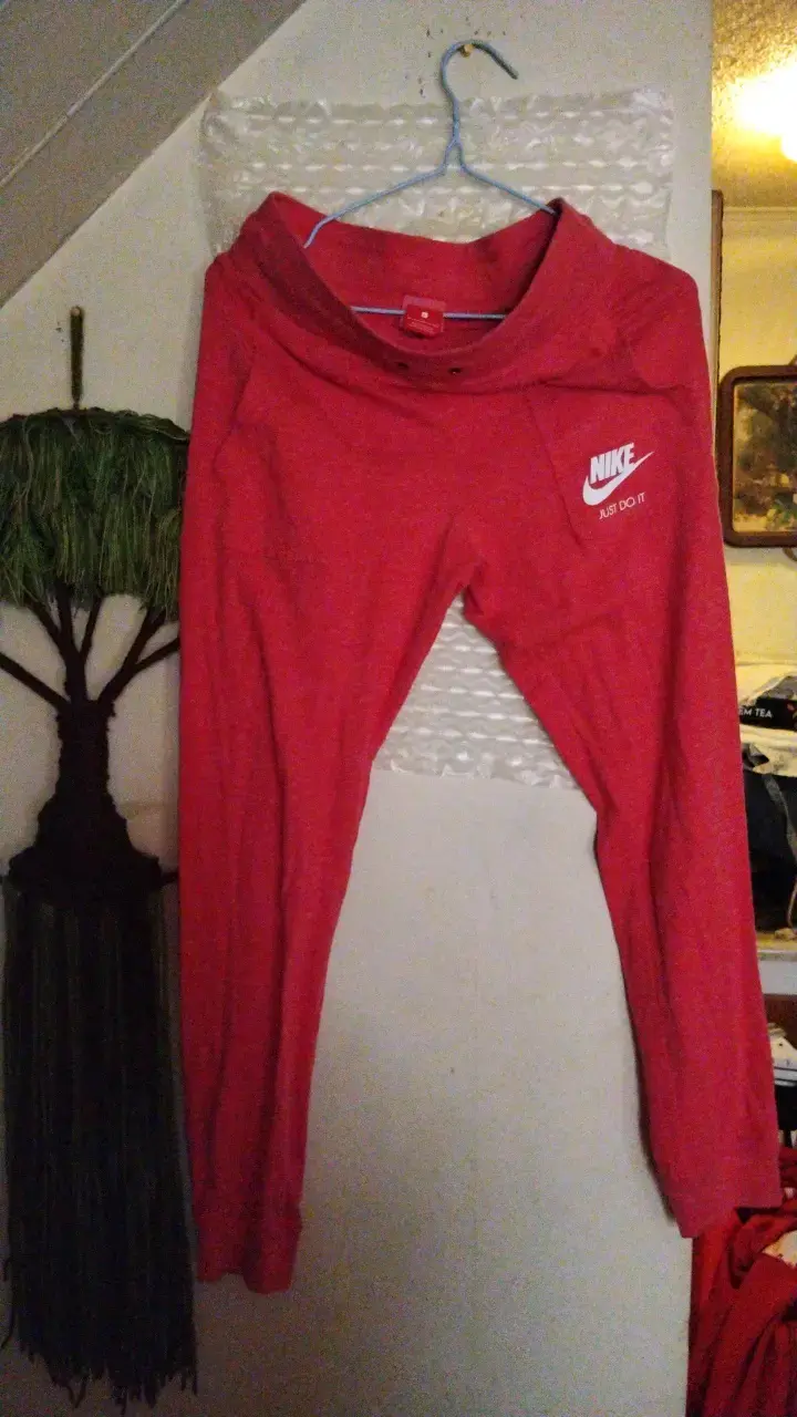 Pantalones deportivos Nike rojos para mujer