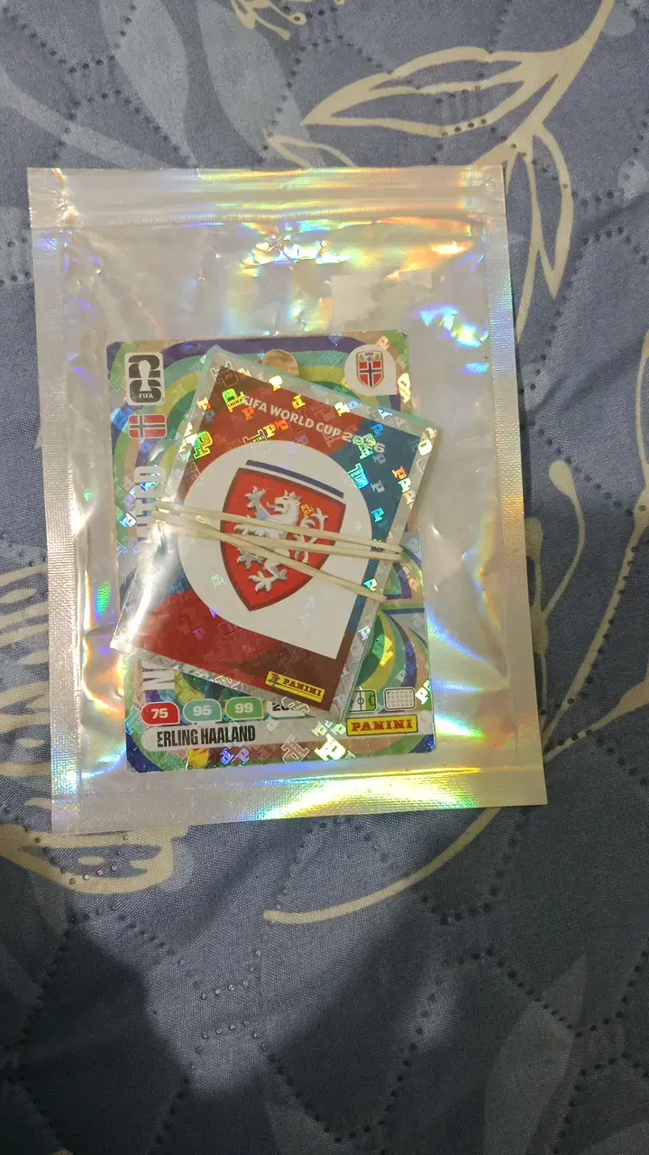 Se vende paquete de figuritas del mundia y tarjeta - 1