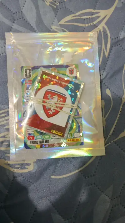 Se vende paquete de figuritas del mundia y tarjeta - miniatura 1