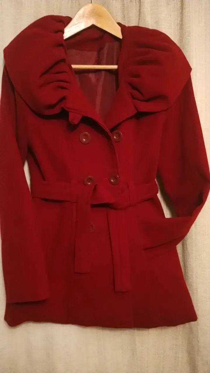 Abrigo rojo con cuello voluminoso