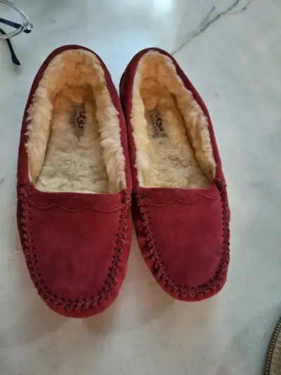 Pantuflas de gamuza UGG rojas con forro de lana - miniatura 1