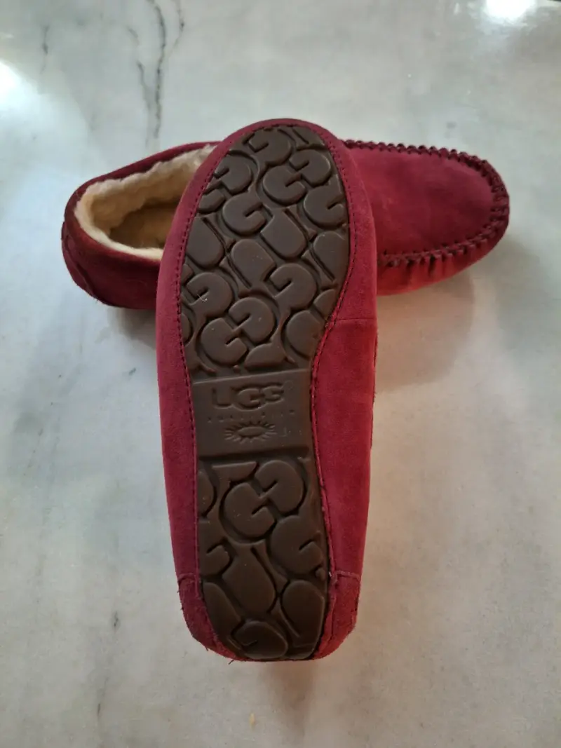 Pantuflas de gamuza UGG rojas con forro de lana - 2